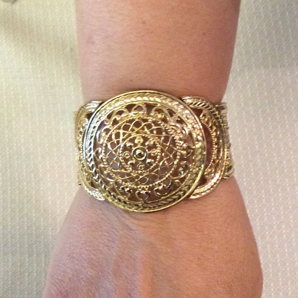 Jewelry - Costume gold elastic stretch bracelet